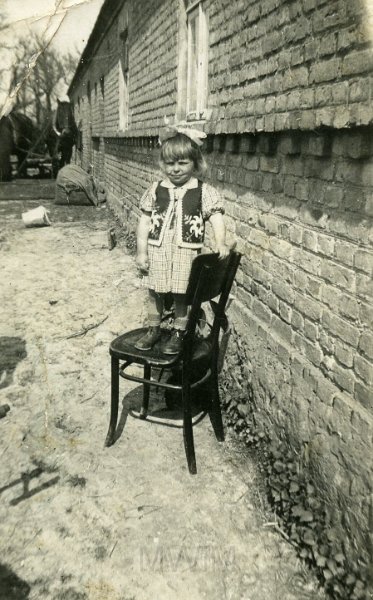 KKE 1294.jpg - Fot. Portret. Maria Szota (późniejsza Obolewicz), Nowa Kwasówka - koło Grodna, lata 30-te XX wieku.